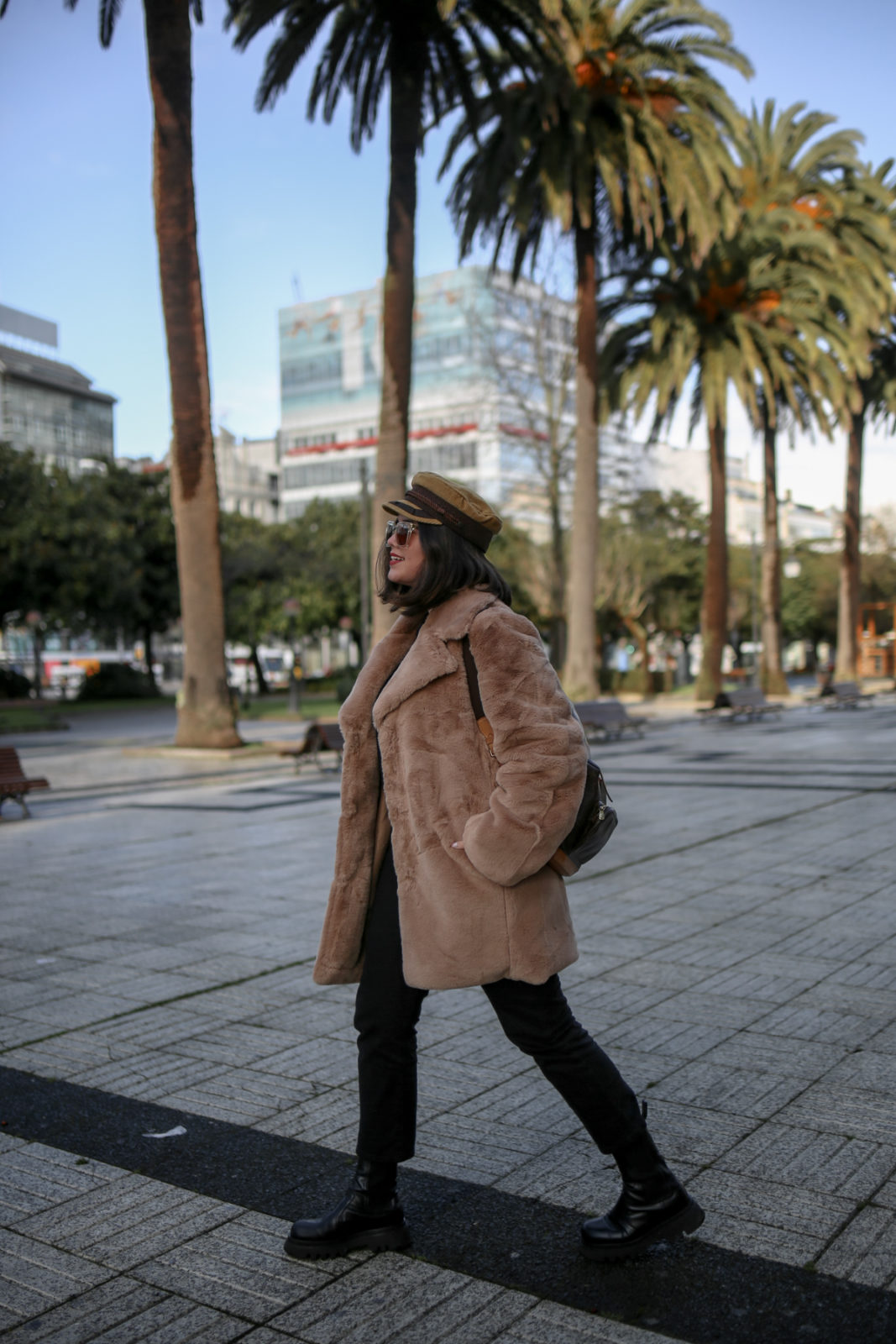 Look con abrigo de pelo camel 