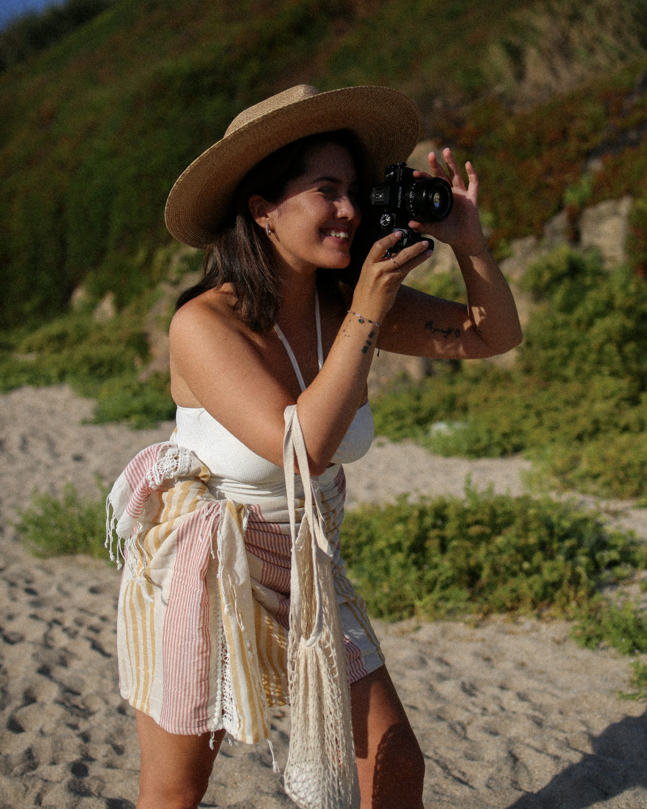 Look de verano con pareo y bañador blanco