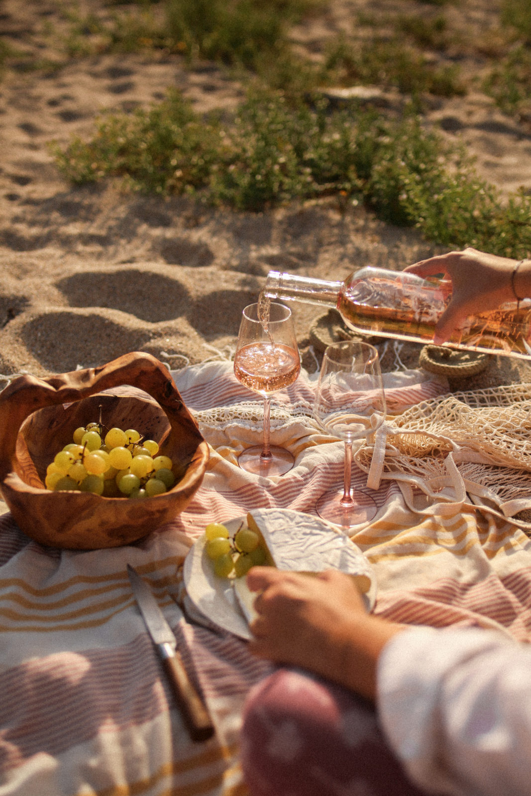 Picnic en la playa con vino rosado